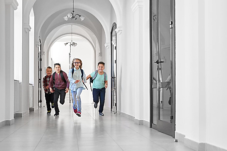 Beleuchtung Treppenhäusern, Fluren und Foyers in Bildungseinrichtungen