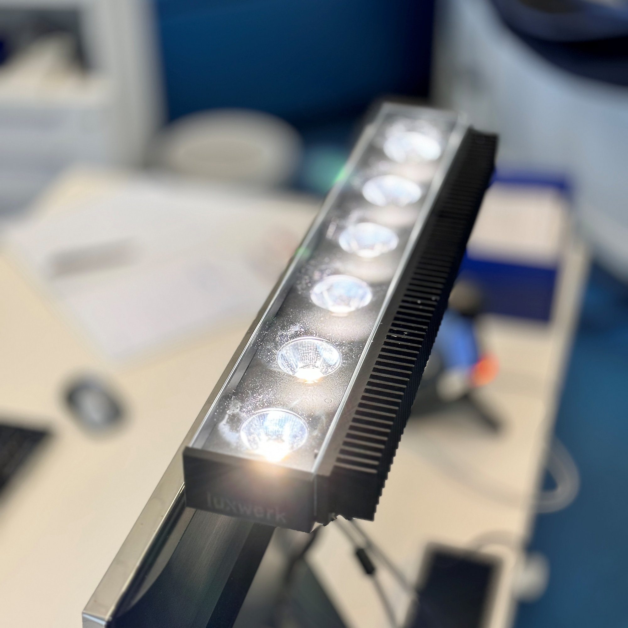 x.screen Monitorleuchte - Platzsparend. Effizient. Smart.